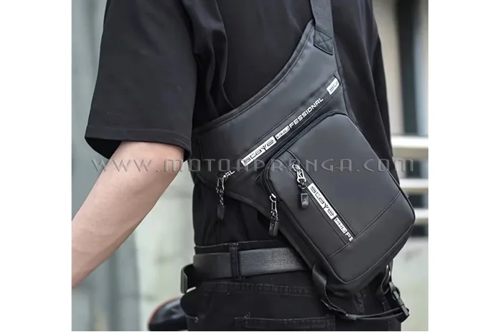 Motorcycle bag (soft) on the leg